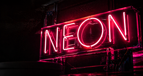 Zamansız Bir Sanat: Cam Neon Nedir, Neden Hâlâ Vazgeçilmez?